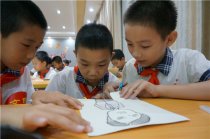 長(zhǎng)沙:手工制作道德模范大展臺(tái) 學(xué)生中綻放道德