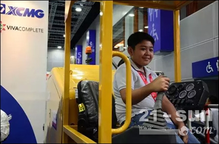 展會現(xiàn)場照例出現(xiàn)了徐工的小粉絲