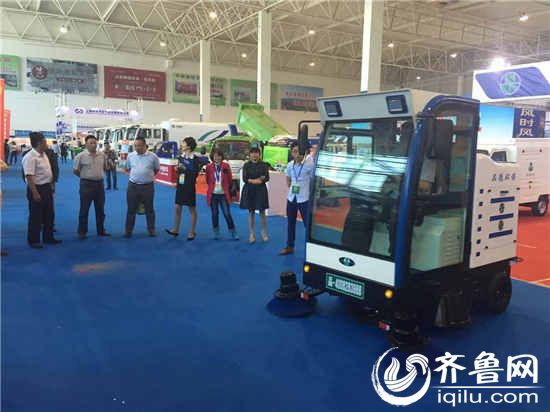 本地品牌引關(guān)注 山東第九屆環(huán)衛(wèi)展(圖3) 參展企業(yè)向客戶介紹新設(shè)備