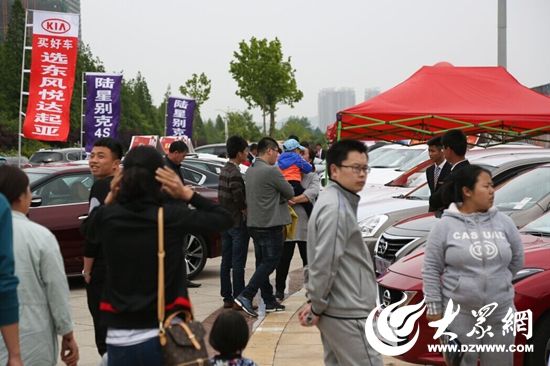 展覽會最后一天，車展現(xiàn)場人氣旺（攝影 陳帆）