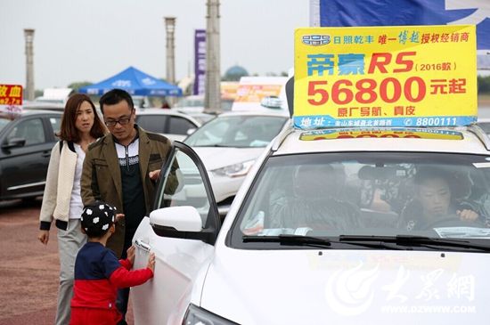 “爸爸，我們買這輛車吧”（攝影 陳帆）