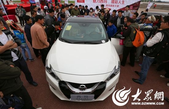 日產(chǎn)西瑪上市，引眾多市民圍觀（攝影 陳帆）