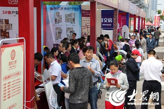 房產(chǎn)展區(qū)觀展市民絡(luò)繹不絕