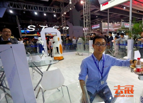 上海工業(yè)展“機(jī)器人”區(qū)異常火爆，高新技術(shù)(圖1)