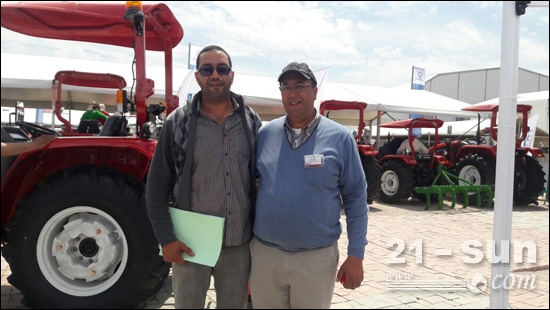 簽訂采購合同后，卜扎諾與參展工作人員合影