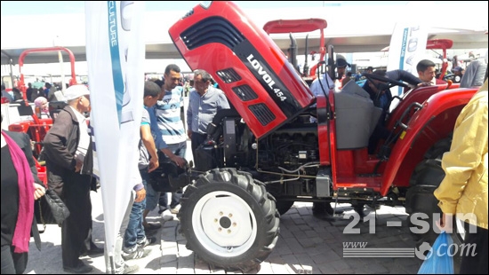 展會現(xiàn)場，客戶咨詢雷沃拖拉機