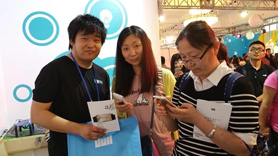 國廣東方參展北京市科技周大型科普活動展(圖5) 展臺工作人員引導(dǎo)游客參觀