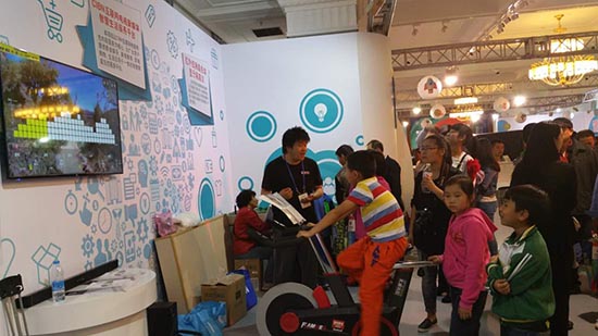 國廣東方參展北京市科技周大型科普活動展(圖4) CIBN互聯(lián)網(wǎng)電視新媒體智慧生活平臺內(nèi)的大屏游戲吸引了眾多游客駐足試玩
