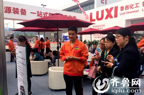 8  參展工作人員正在向客戶介紹產(chǎn)品情況