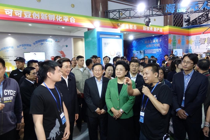 劉延?xùn)|參觀大唐網(wǎng)絡(luò)生態(tài)區(qū)展臺(圖2) 劉延?xùn)|參觀大唐網(wǎng)絡(luò)生態(tài)區(qū)展臺