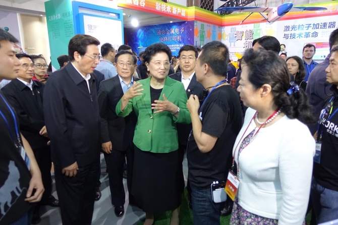 劉延?xùn)|參觀大唐網(wǎng)絡(luò)生態(tài)區(qū)展臺(圖1) 劉延?xùn)|參觀大唐網(wǎng)絡(luò)生態(tài)區(qū)展臺