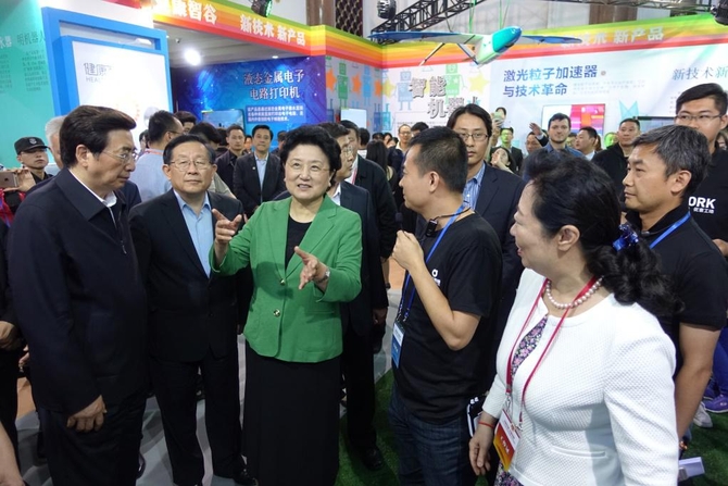 劉延?xùn)|參觀大唐網(wǎng)絡(luò)生態(tài)區(qū)展臺(圖3) 劉延?xùn)|參觀大唐網(wǎng)絡(luò)生態(tài)區(qū)展臺