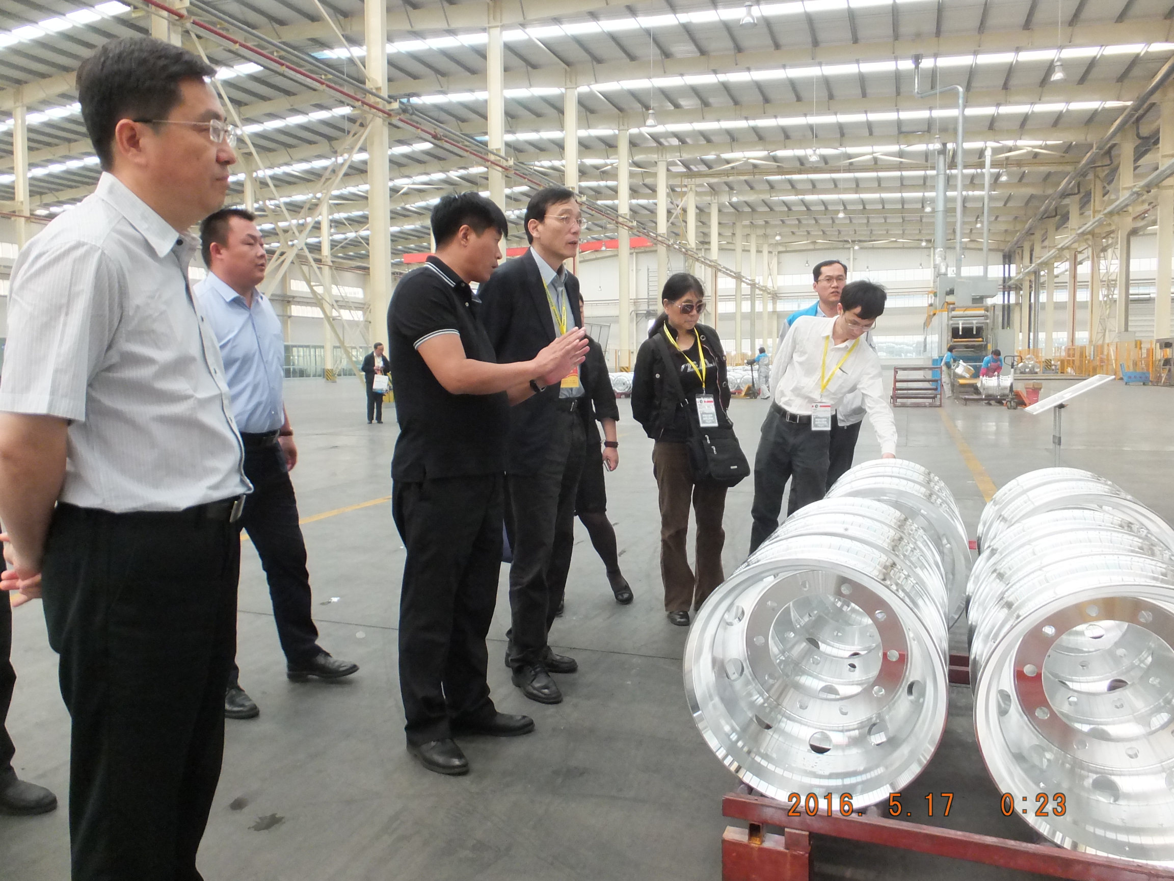 圖為廣饒縣縣委副書記、縣長霰景亮陪同國務(wù)院發(fā)展研究中心副主任劉世錦在某車輪企業(yè)考察。（謝忠設(shè)）