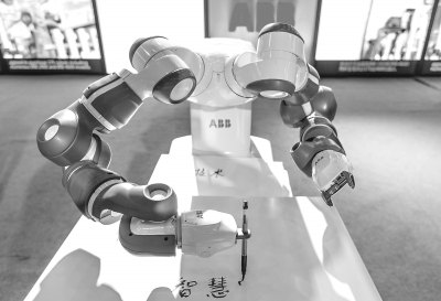 超萌機器人秀毛筆字玩轉(zhuǎn)魔方 ABB公司來辦展(圖1)