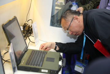 看看國防電子展上的“霸氣金剛”極端挑戰(zhàn)(圖2) (金剛PT6215國防電子展上引發(fā)關(guān)注)