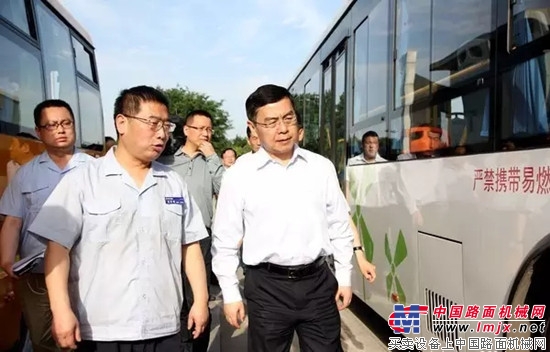 霧霾"泥奏凱" 陜汽展新車型市長也說好(圖1) \