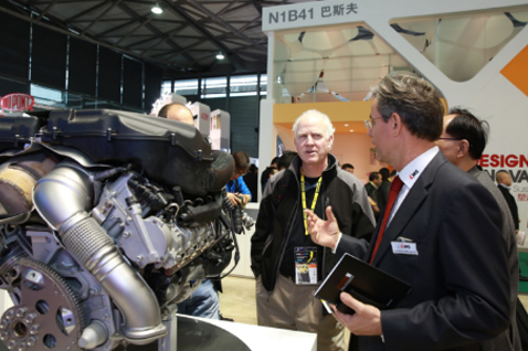 觀眾與展商于CHINAPLAS上認(rèn)真交流，開拓商機(jī)無限