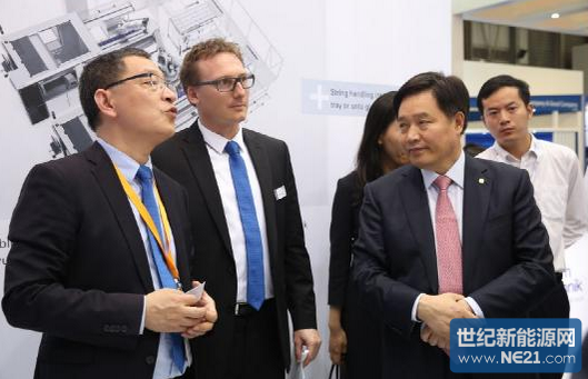 朱共山主席視察SNEC展臺，加強技術(shù)交流合作(圖1)