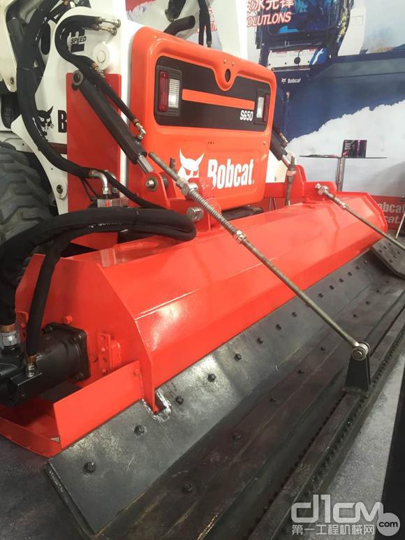 成展會最吸睛展位 山貓展出滑雪場專用設(shè)備(圖3) 山貓壓雪器