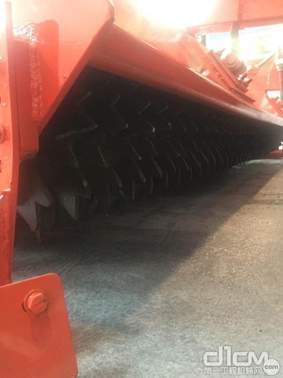 成展會最吸睛展位 山貓展出滑雪場專用設(shè)備(圖4) 山貓壓雪器