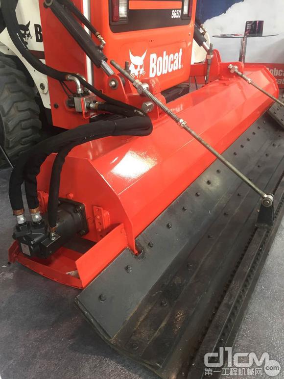 成展會最吸睛展位 山貓展出滑雪場專用設(shè)備(圖2) 山貓壓雪器