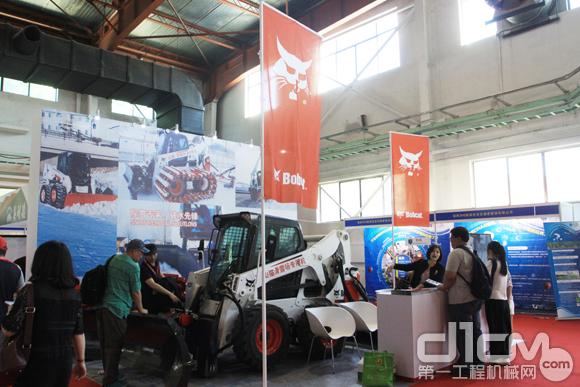 成展會最吸睛展位 山貓展出滑雪場專用設(shè)備(圖1) 山貓展出滑雪場專用設(shè)備 成<a data-cke-saved-href=http://news.d1cm.com/exhibition/ href=http://news.d1cm.com/exhibition/ target=_blank>展會</a>最吸睛展位