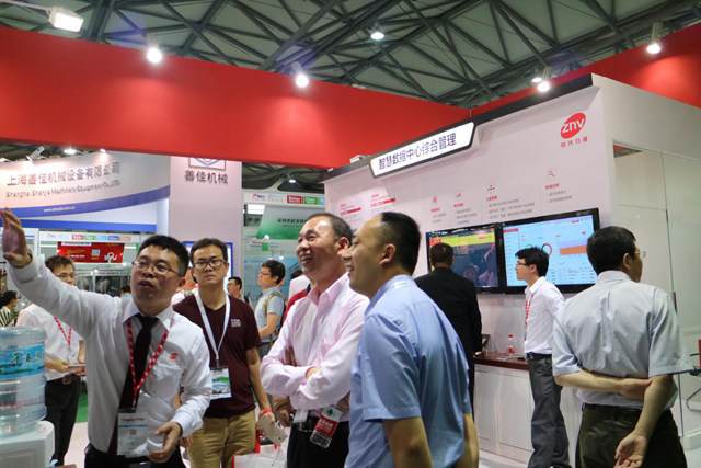 ZNV中興力維現(xiàn)場技術(shù)人員與客戶積極探討