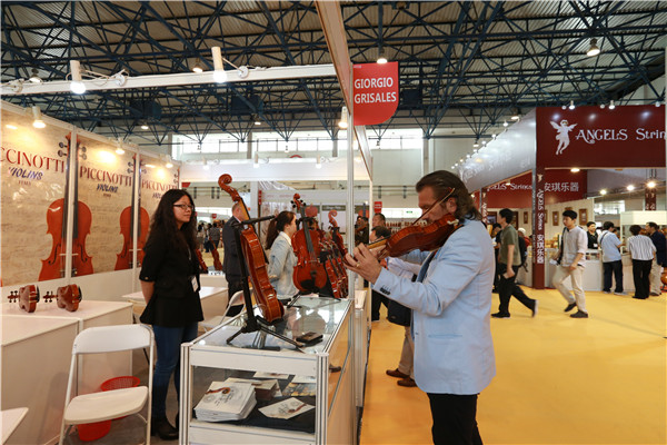 2016北京樂器展火爆現場 聲聲悠揚引人駐足(圖11) 2016北京樂器展火爆現場 聲聲悠揚引人駐足(圖11)