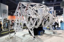 人機結合技術再發(fā)力 大型載人機器人震撼亮相