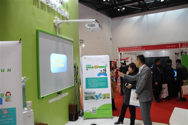 北京教育裝備展 “樂課4D智能教室”驚艷亮相(圖2) 北京教育裝備展 “樂課4D智能教室”驚艷亮相